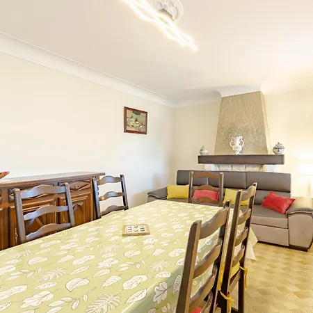 Prázdninový dům Maison Au Calme Et Piscine Privee *
